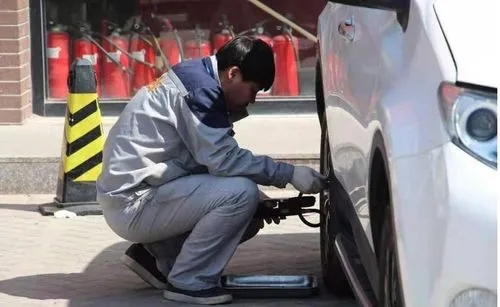 重庆汽车在高速上没油了怎么办？汽车没油救援送油一般多少钱