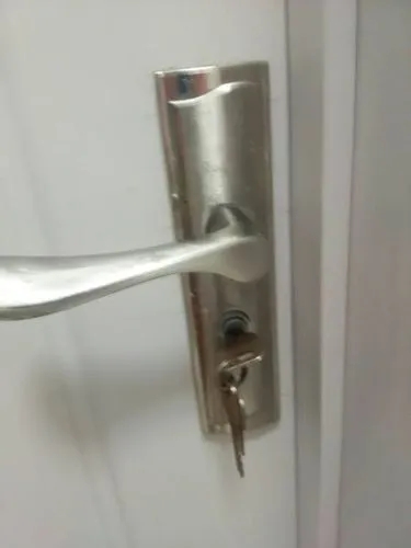 武汉市卧室门反锁拧不动打不开怎么办？