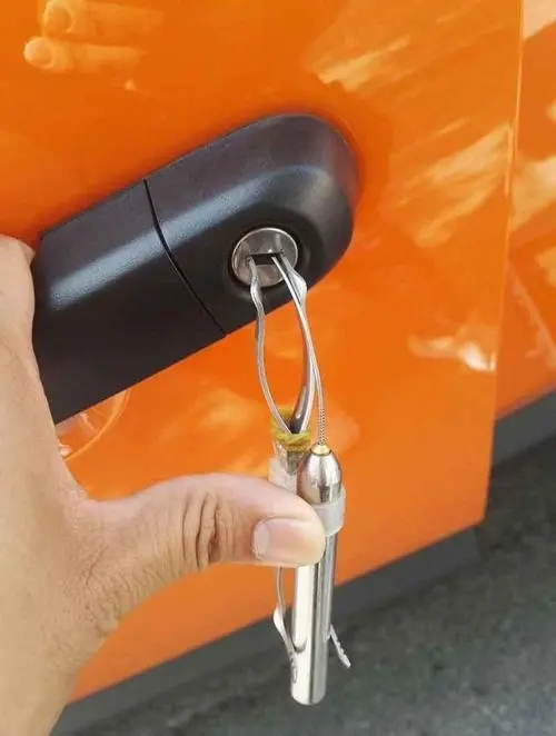 重庆市汽车锁了钥匙在车里怎么办？有什么解决办法？