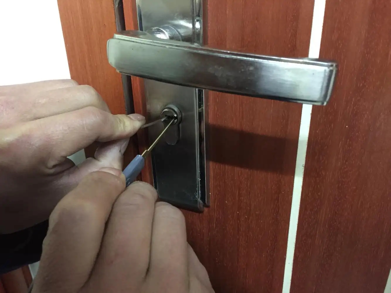 杭州市上门开防盗门锁换锁芯多少钱？怎么换防盗门锁芯？