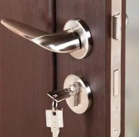 郑州防盗门钥匙打不开锁，转不动怎么办？